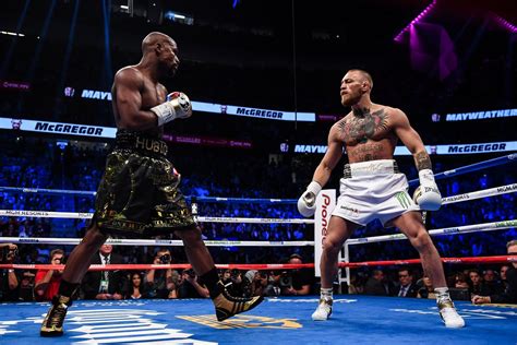 Floyd Mayweather Jr. a Conor McGregor počas tlačovej konferencie