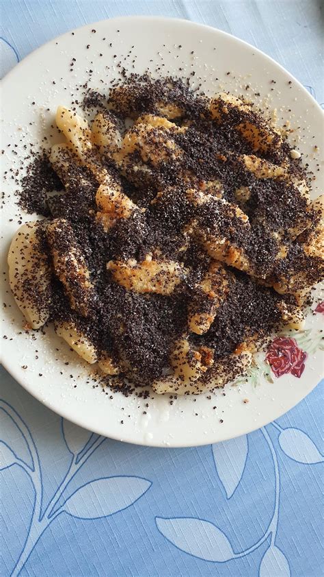 Šúľance s opraženou strúhankou a maslom