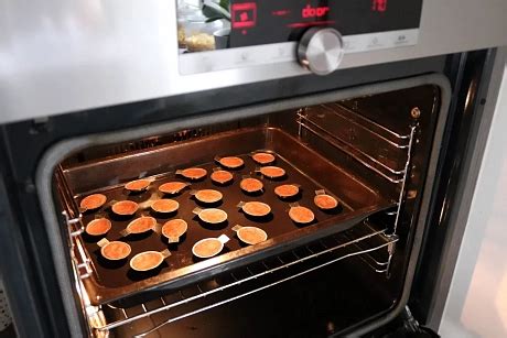 Ilustrácia plechu s koláčom pred pečením