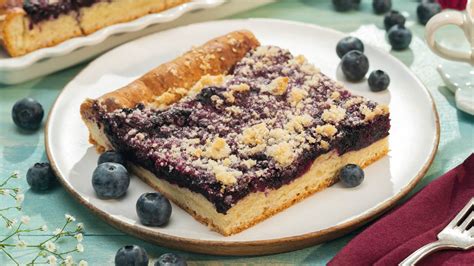 Koláč s čiernymi ríbezľami a drobenkou