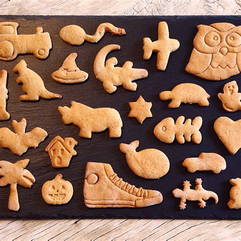 Deti pečúce sušienky s vykrajovačkami