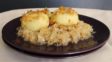 Ilustračná fotografia zemiakových knedlí s údeným mäsom a kyslou kapustou