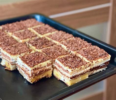 Hotové BeBe rezy s ovocnou ozdobou