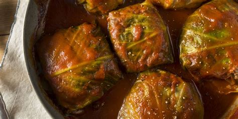 Koláž moderných variácií plnenej kapusty (vegetariánska, s inými druhmi mäsa)