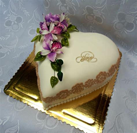 Bielo-zlatá svadobná torta v tvare srdca