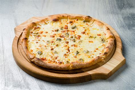 Pizza quattro formaggi s piatimi druhmi syra