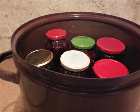 Ilustrácia sterilizácie kompótov v hrnci