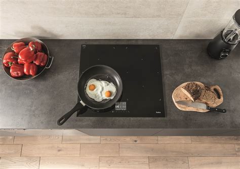 Ilustrácia indukčného grilu Electrolux E9HL33 na varnej doske