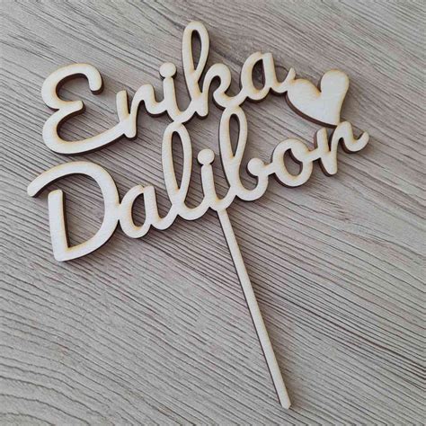 Svadobný zápich do torty s iniciálkami páru