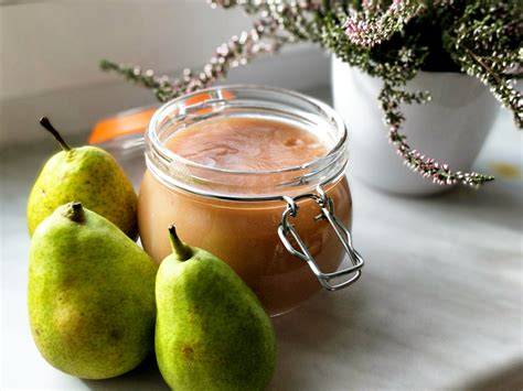 rozmixované hruškové pyré v miske
