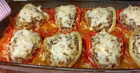 Naplnené papriky v pekáči pripravené na pečenie