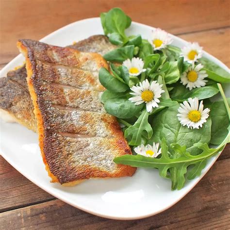 Ilustračná fotografia pstruha s citrónom a bylinkami