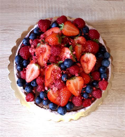 Ovocná torta s lesným ovocím a krémom