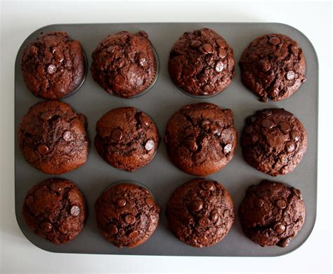 čokoládové muffiny s marhuľovou plnkou