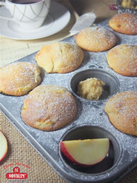 Upečené jablkové muffiny na tanieri