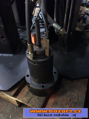 Detail hydraulického mechanizmu zdviháka