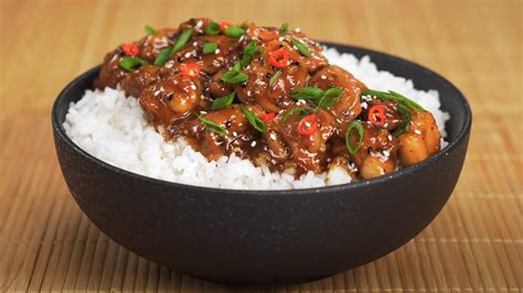 Fotografia taniera s ryžou, natto a dochucovadlami