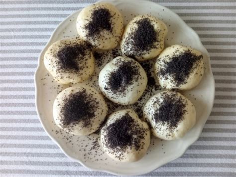 Servírované parené buchty posypané makom a práškovým cukrom