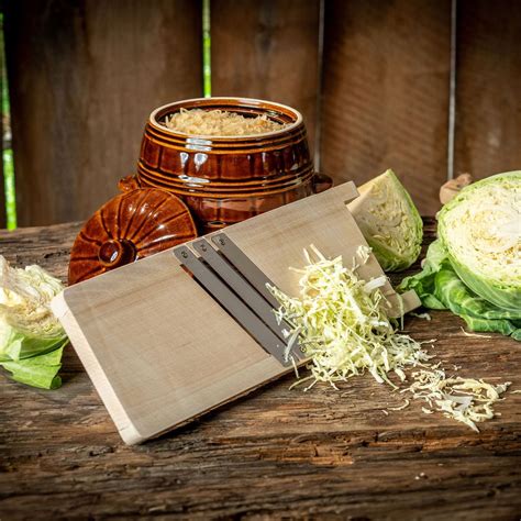 Tradičný drevený krájač na kapustu