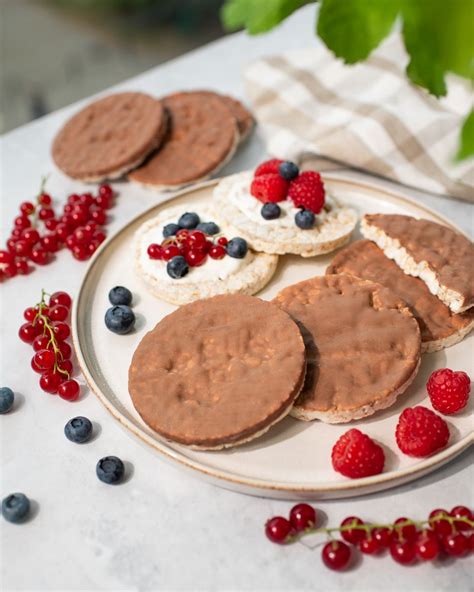 Hnedé ryžové chlebíčky s rôznymi nátierkami