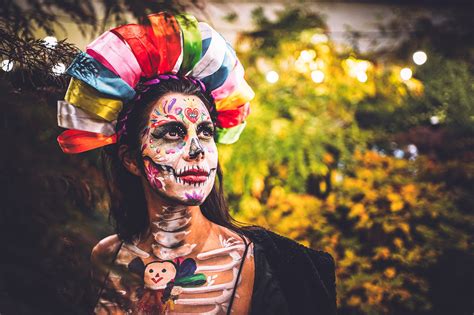 Mexický sviatok Día de los Muertos s farebnými kostlivcami a oltárom