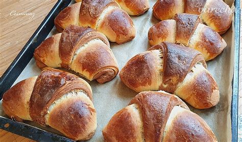 Hotové chrumkavé rožky s Nutellou posypané práškovým cukrom