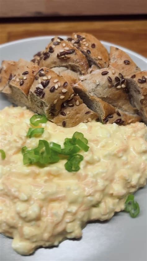 Čerstvá mrkva a cottage cheese pripravené na miešanie