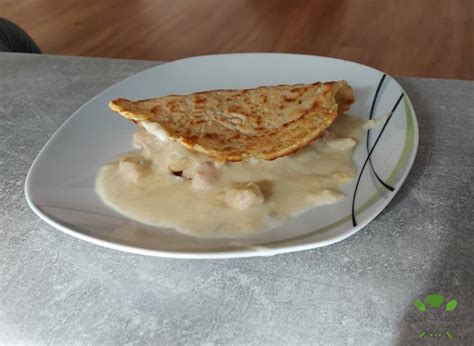 Servírovaná zemiaková placka plnená kuracím soté