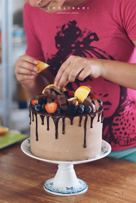Koláž ovocia a čokoládovej torty