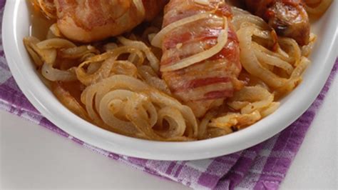 pečené kuracie stehná so slaninou a cibuľou