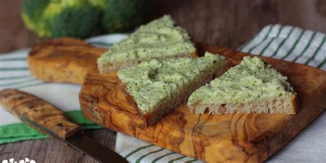 Hotová brokolicová nátierka na chlebíku