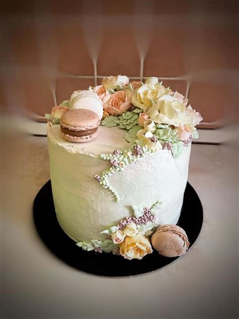 Ukážka rôznych druhov maslových kvetov na torte