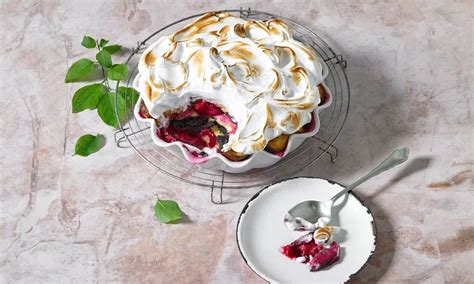 hotová žemľovka s makom, slivkami a bielkovou polevou