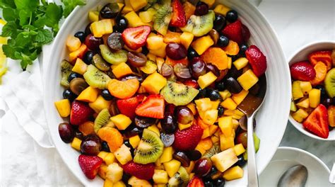 Farebná miska plná čerstvého ovocia