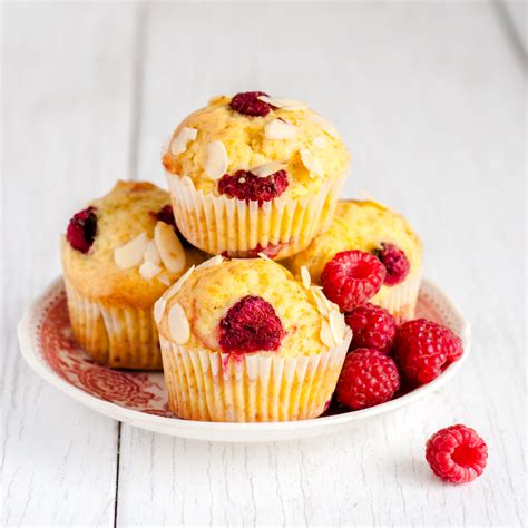 hotové jogurtové muffiny s malinami