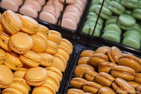 Rôzne druhy farebných makróniek