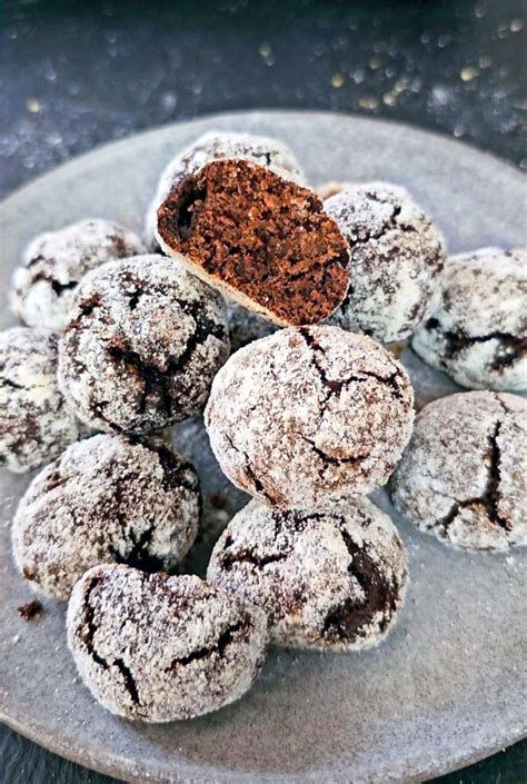 Kakaové koláčiky s kávovou a pistáciovou náplňou