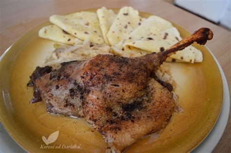 Pečená hus s lokšami a kapustou