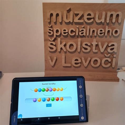 Ilustrácia detí hrajúcich sa so vzdelávacími hrami
