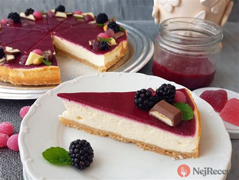 hotový cheesecake s prelivom z lesného ovocia na tanieri
