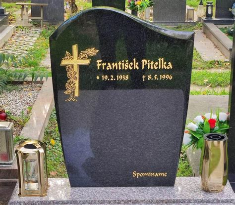 Náhrobný kameň s motívom anjela a kríža