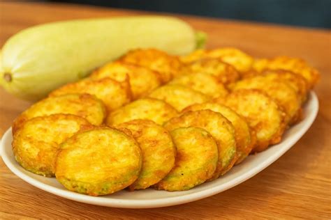 Cuketa nakrájaná na kolieska pripravená na obaľovanie