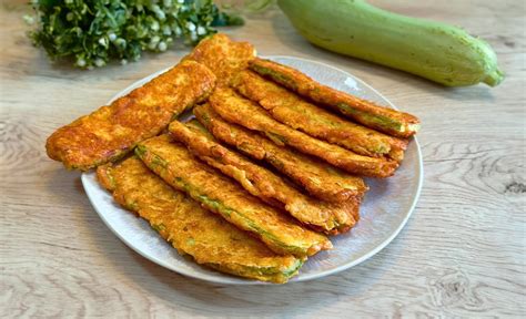 Servírovaná vyprážaná cuketa s tatárskou omáčkou a šalátom