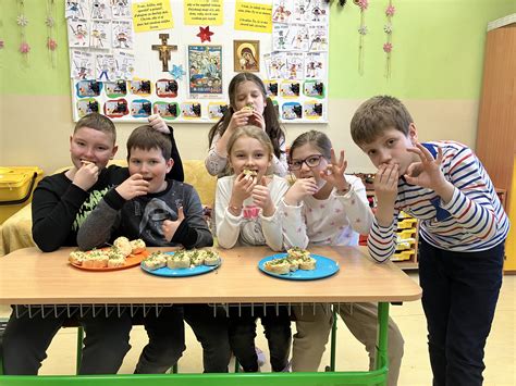 Deti si vychutnávajú nátierku na chlebe