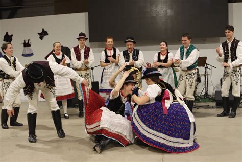 Ilustrácia folklórneho súboru v krojoch