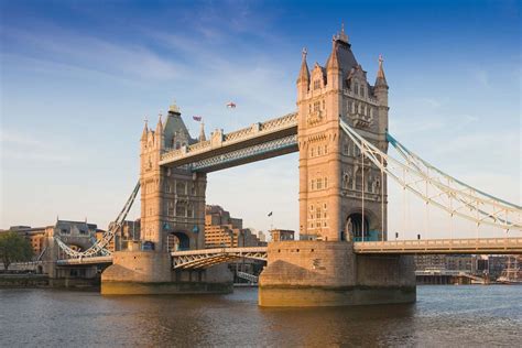 Tower Bridge a Tower of London