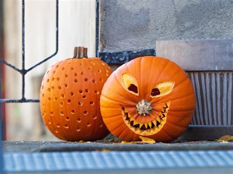 Ilustrácia tekvice s vyrezanou tvárou a zapálenou sviečkou