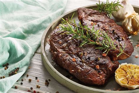 Šťavnatý steak pripravený na grile