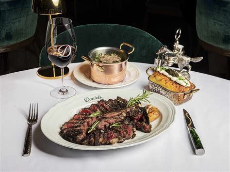 Interiér RIO GRANDE RESTAURANT s lávovými kameňmi