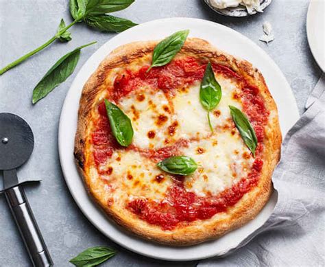 Neapolská pizza pečená v peci